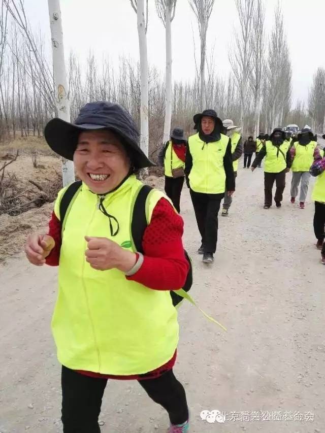 暖心植树节内蒙行，近百位失独老人走进沙漠种下希望