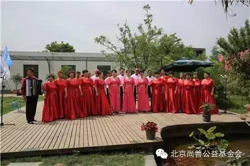 142位“为爱行走”的失独老人今天出发，他们是